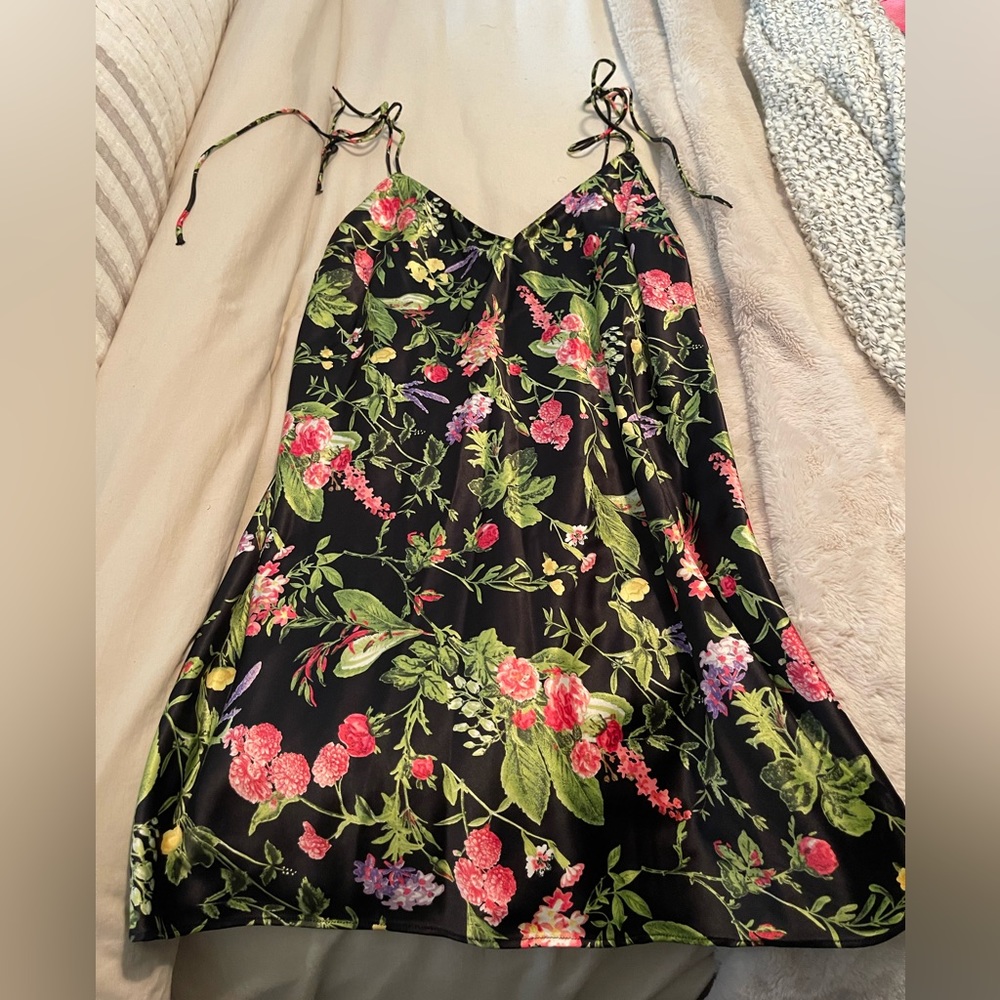 Victoria Secret Womens Nightgown. Size XL. Never worn